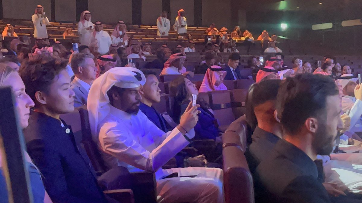 🚨 صورة حراقة للبعض:

🤳 أكرم عفيف يوثق تكريم الأسطورة سالم الدوسري بعد فوزه بجائزة أفضل لاعب آسيوي ☝️💙🤍