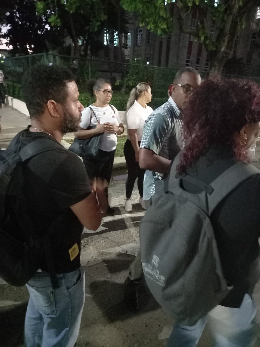 Unidos en una sola voz @Distribuidora Cubaron expresa  solidaridad con el pueblo hermano de Venezuela!!!
 #Fidel: "Por Venezuela habrá que darlo todo".
#Minal
#Cubaron