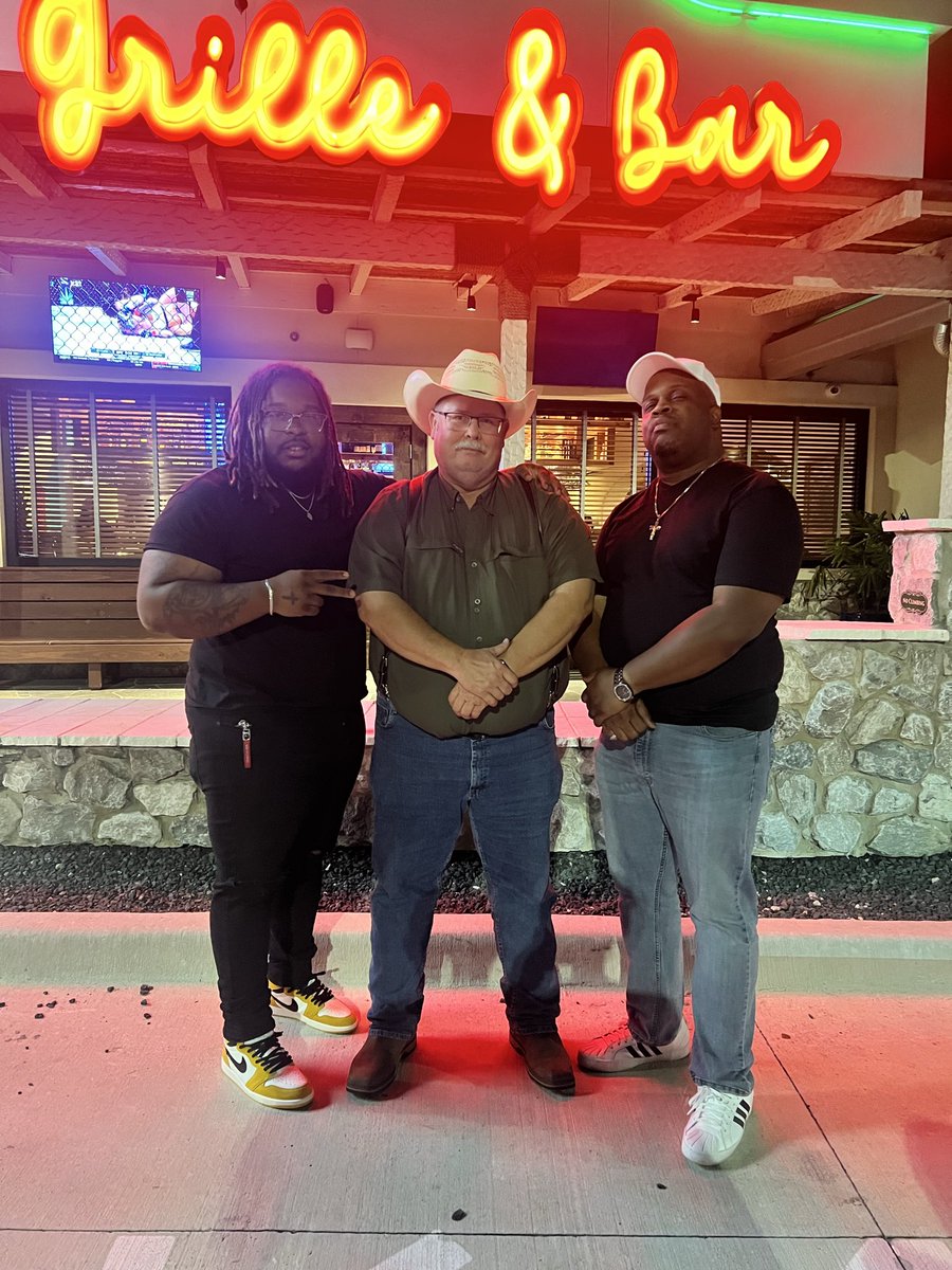 BlascoTheGamer's tweet photo. @TONYxTWO That’s me, my dad, my navy uncle, &amp; mom it was a good time and great surprise haven’t seen my uncle in years and out of courtesy he paid for everyone’s meal 💪🏾 https://t.co/skjuJ6AkkQ
