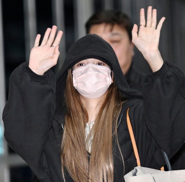 บพที่สนามบิน กำลังเดินทางไปเล่นคอนเสิตเดดไลน์ที่ Kaohsiung, Taiwan วันนี้บพบินพร้อมกันเลย sf naaa🤍