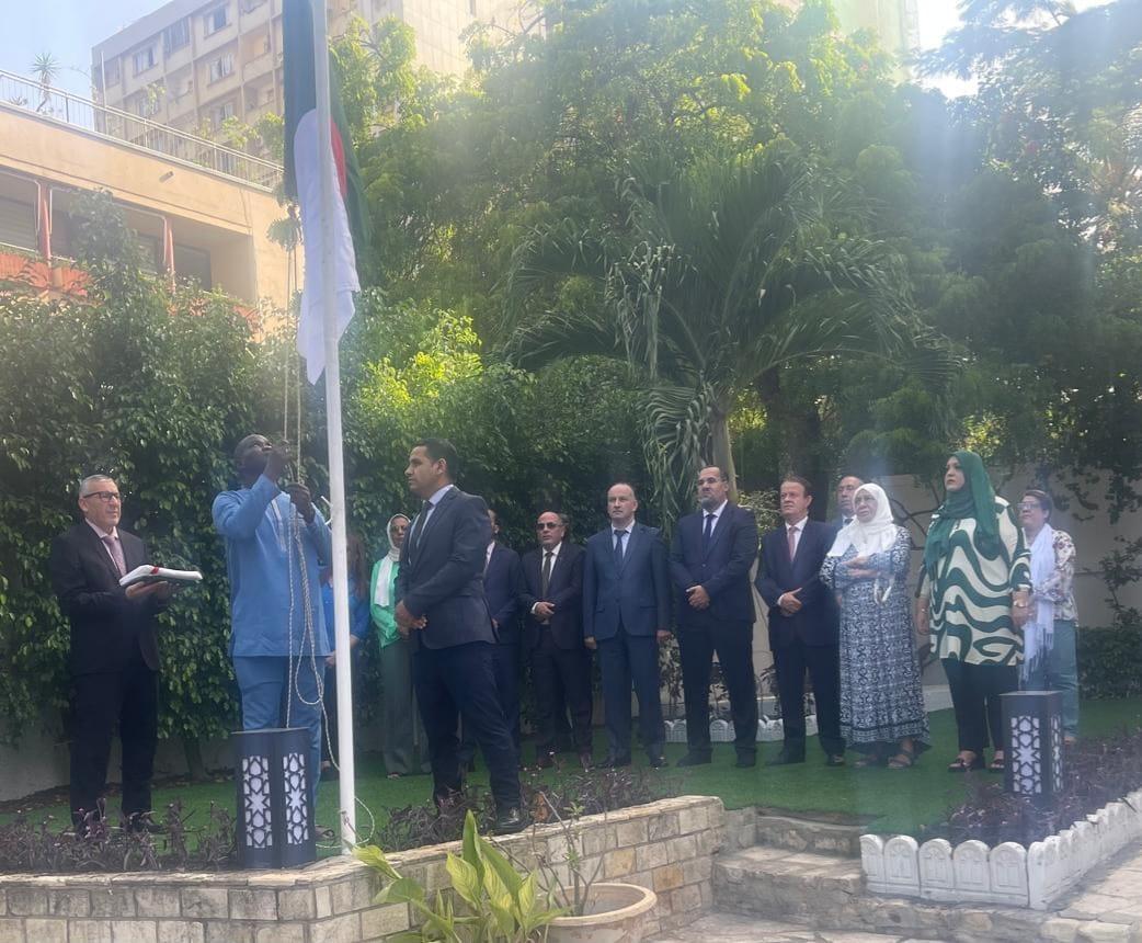 أحيى اليوم كادر سفارة الجزائر بداكار الذكرى الرابعة والستين ليوم الهجرة المخلدة لأحداث 17 أكتوبر  1961، حيث تم رفع العلم الوطني والوقوف دقيقة صمت وقراءة الفاتحة ترحما على أرواح شهدائنا الأبرار.