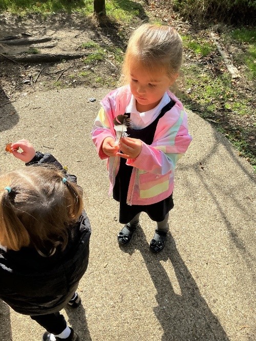 AcademyThomas's tweet image. 🍂 Our Ark Nursery Class is exploring Harvest &amp;amp; autumn! The children have been sorting seasonal treasures and noticing the changes all around them. 🍁 #NurseryFun #AutumnExploration #HarvestTime @DNEAT_Academies