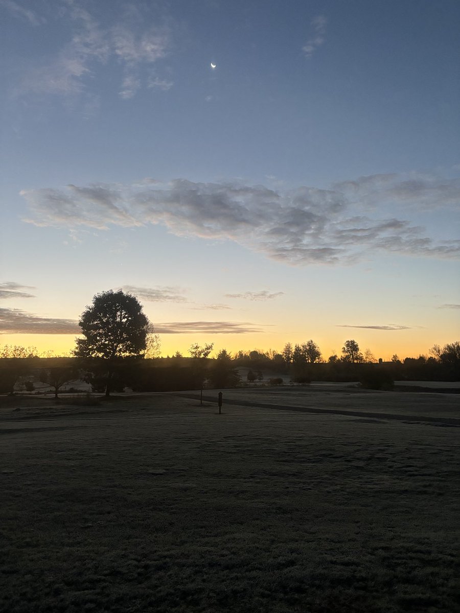 TheCrestKeeper's tweet photo. Go to breakfast. #FrostDelay https://t.co/hdWRzBbQii