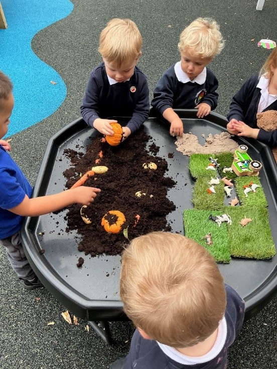 AcademyThomas's tweet image. 🍂 Our Ark Nursery Class is exploring Harvest &amp;amp; autumn! The children have been sorting seasonal treasures and noticing the changes all around them. 🍁 #NurseryFun #AutumnExploration #HarvestTime @DNEAT_Academies