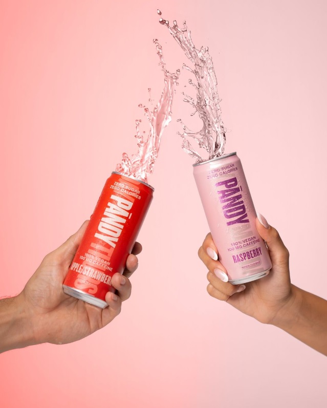 InfoHeritagejp's tweet image. スウェーデン発🇸🇪のPändyエナジードリンク2種✨
ラズベリーは甘酸っぱく集中力UP🍓
アップル＆ストロベリーはフルーティでリフレッシュ🍏🍓
どちらも砂糖不使用・糖質ゼロ・カフェイン99mg💡
#Pandy #エナジードリンク #スウェーデン発