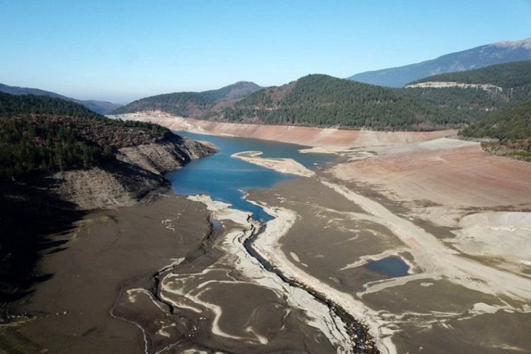 oktaykara's tweet photo. Bursa'da barajlardaki su oranı %0'a düştü. Şu anda yer altı suları ve Uludağ'dan gelen pınarlarla Bursa'nın su ihtiyacı karşılanıyor. Bursa Eski Büyükşehir Belediye Başkanı Alinur Aktaş, yer altı sularının kontrolünün DSİ'de olduğunu açıklamıştı.

24 Haziran 2022'nin haberi

Alinur Aktaş: “Göreve geldiğimden kısa süre sonra çok su tüketen bir fabrikayla alakalı ücretlendirme yaptık ve genele yaymaya çalıştık fakat biz, o davayı kaybettik. Yeraltı suyu kullanımıyla ilgili yetki tamamen DSİ bölge müdürlüğündedir…”

Bursa'da ciddi bir su problemi bulunuyor. Yeraltı sularının fabrikalara ücretsiz verilmesi de kabul edilemez. Barajlar %0. fakat Bursa yer altı su kaynakları bakımından çok zengin. Bugün inin Çiftehavuzlara, Kanalboyu'na sokaktaki çeşmelerden şarıl şarıl su akıyor.

Resmi olarak yer altında ne kadar su var, Bursa'ya ne kadar yeter bunu bilemiyoruz fakat konuyla ilgili DSİ'den de bir açıklama gelmeli. Bu arada yer altı suların kullanımı sonrası Bursa ovasında obruklar da oluşabilir. Allah sonumuzu hayır etsin.