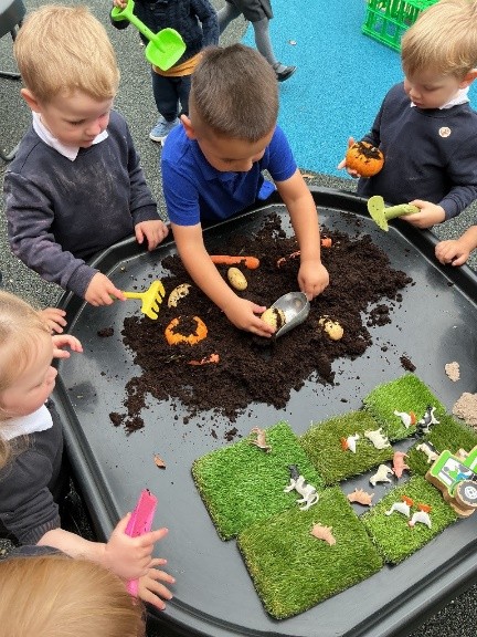 AcademyThomas's tweet image. 🍂 Our Ark Nursery Class is exploring Harvest &amp;amp; autumn! The children have been sorting seasonal treasures and noticing the changes all around them. 🍁 #NurseryFun #AutumnExploration #HarvestTime @DNEAT_Academies