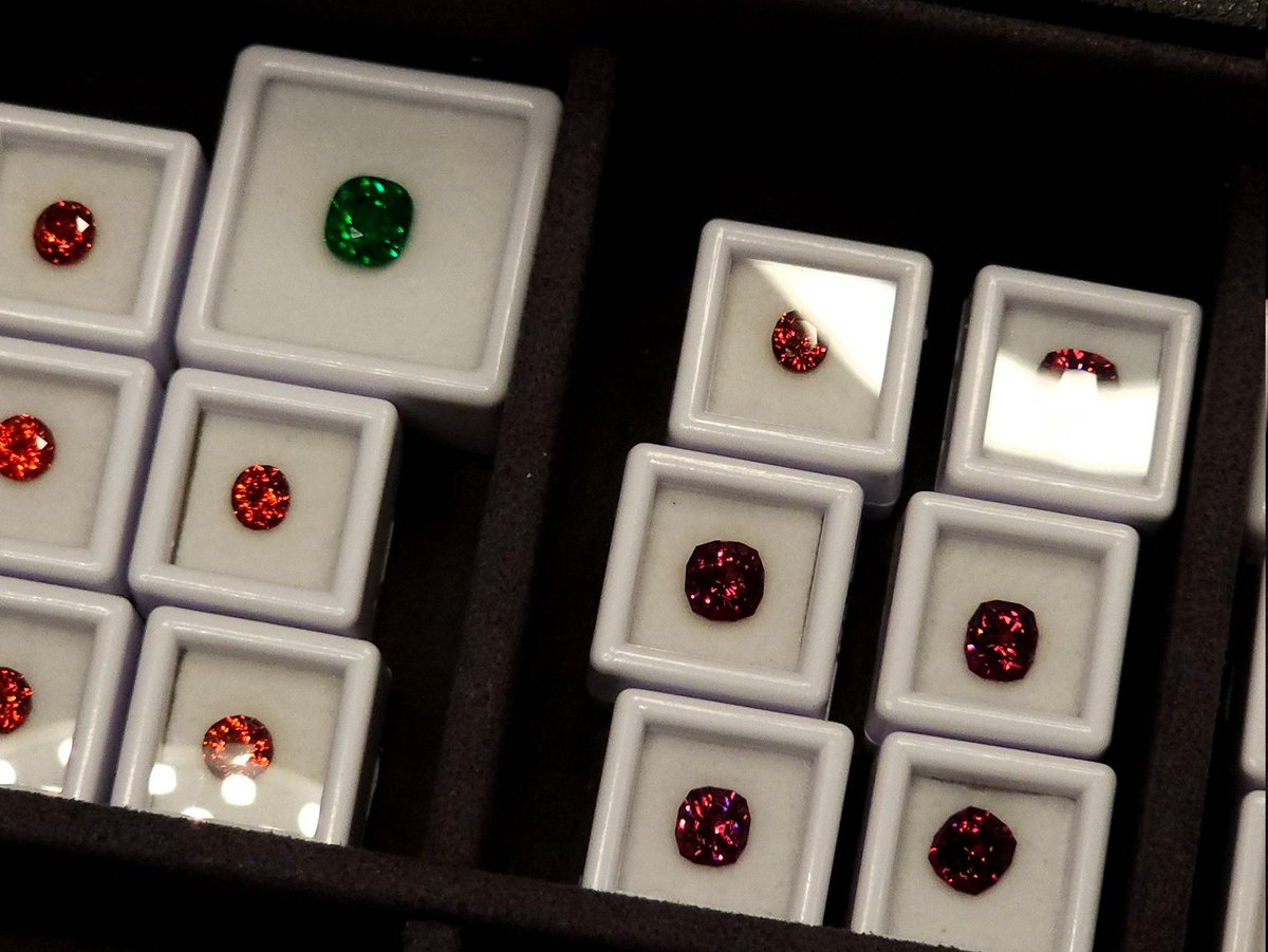 내일 종로3가 플리마켓 정밀컷. 예쁜보석들 많이들구 갑니다!
꼭한번 들러주세용 ㅎuㅎ