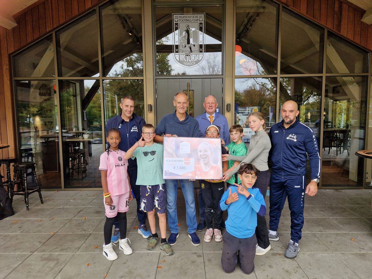 HHoudehaske's tweet photo. Namens de Zwaluwen jeugdactie een cheque uitgereikt van € 1500,- aan Fc Victoria in Hilversum voor de organisatie van een voetbal clinic speciaal onderwijs. https://t.co/9owW0C1T9c