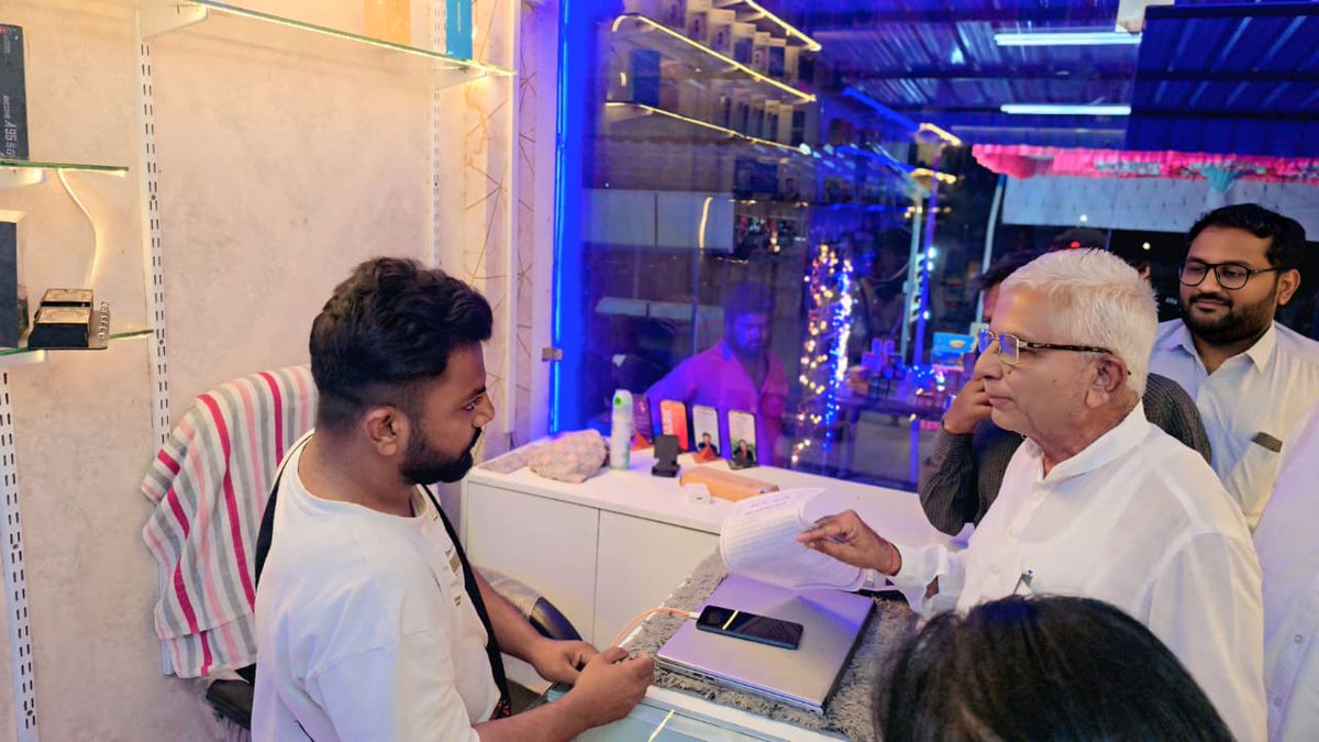 LalanNitesh's tweet image. ગાંધીધામ કોંગ્રેસ દ્વારા કોંગ્રેસ પક્ષના વરિષ્ઠ આગેવાનોના નિવાસ સ્થાનો પર જઈ “વોટ ચોર, ગાદી છોડ” સહી ઝૂંબેશ અભિયાન અંતર્ગત હસ્તાક્ષર લેવામાં આવ્યા અને ત્યારબાદ કિડાણા ખાતે આયોજિત “વોટ ચોર, ગાદી છોડ” સહી ઝૂંબેશ કાર્યક્રમમાં ઉપસ્થિત રહ્યા.

જનનાયક અને લોકસભાના નેતા વિપક્ષ શ્રી…