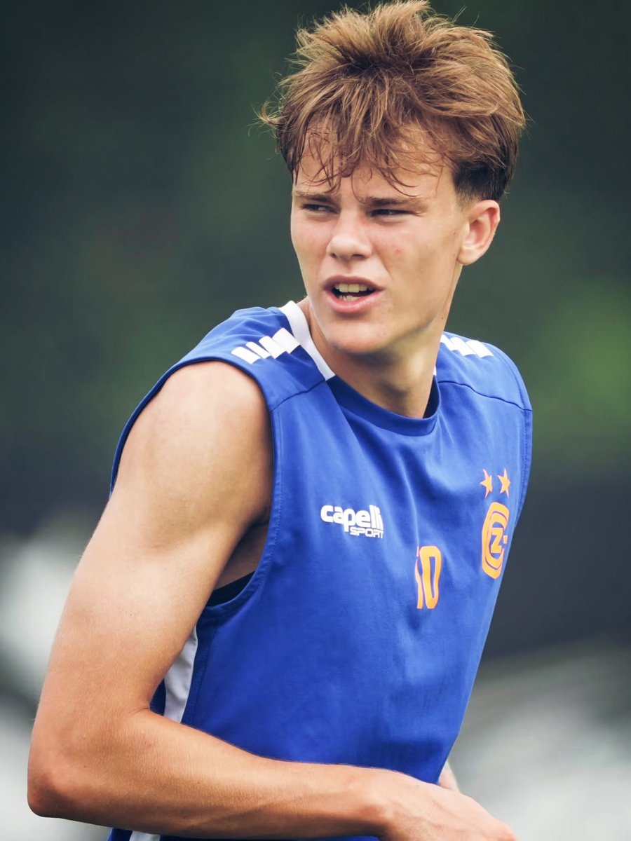 RisingStarXI's tweet photo. 🇩🇰💥 | The Lad who came from Bayern Munich and is taking the Swiss Super League 𝐁𝐘 𝐒𝐓𝐎𝐑𝐌

• Name: Jonathan Asp Jensen
• Born: 14 January 2006 (19 years old)
• Nationality: Danish 🇩🇰
• Position: AM/LW
• Current Club: Grasshopper Club Zürich 
• Parent Club: Bayern Munich
• Height: 1.82 m
• Potential: 8.5/10
• 2025/26 Season:
    —> 7 Matches 🏟️
    —> 4 Goals ⚽️
    —> 2 Assists 🅰️

Jonathan Asp Jensen is a creative playmaker with flair and versatility. He reads the game well, often dropping deep to collect the ball before driving forward or threading incisive through-balls. 

His close control, dribbling and sharp turns let him beat opponents in tight areas, while his vision allows him to find teammates in space. 

He’s not just an assister—he knows how to score, arriving in the box at the right times and finishing decisively. 

Bayern Munich have a fantastic young prospect here. Remember the name.