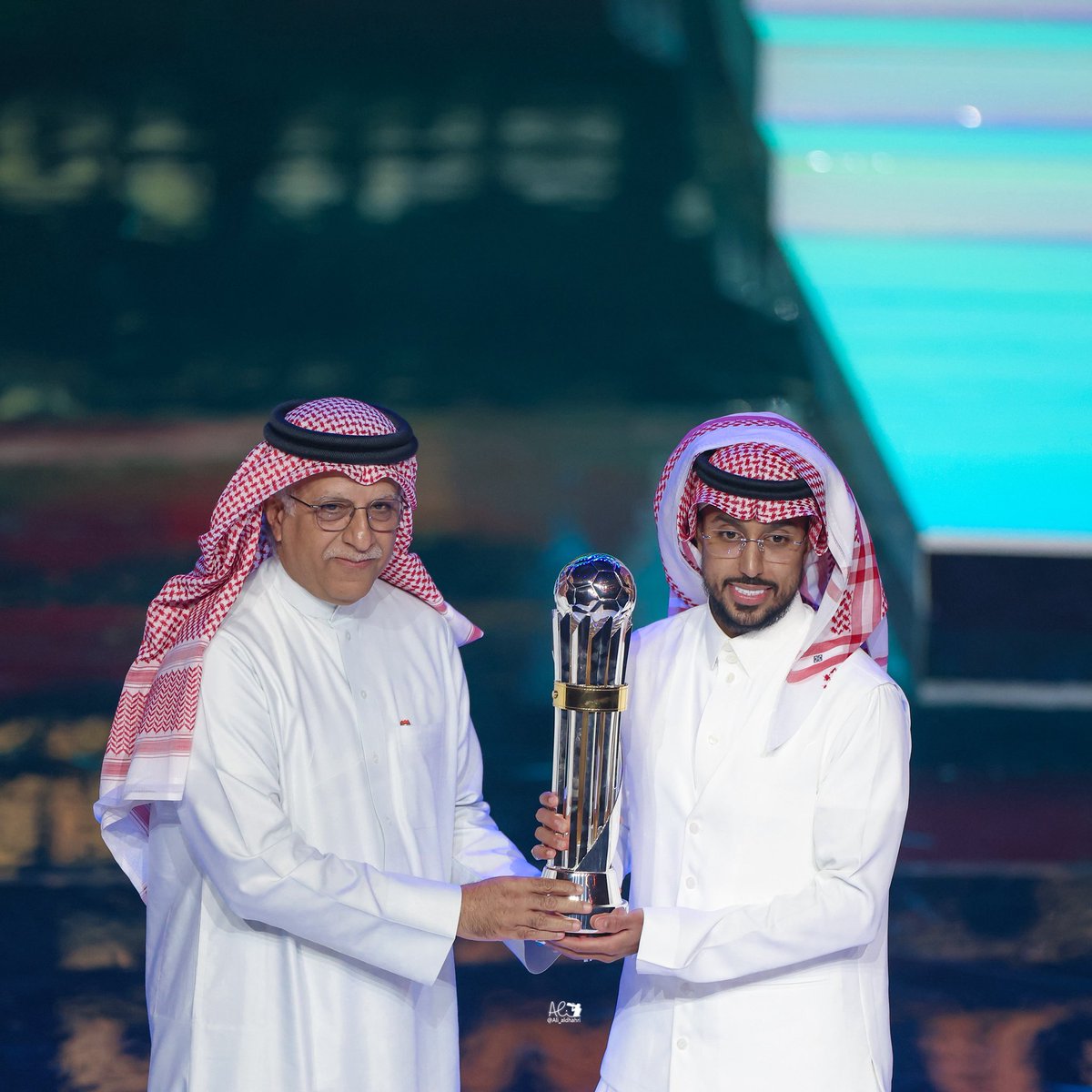🚨🚨🚨🚨🗣 فراس البريكان - لاعب الأهلي :

أبارك لأخي 'سالم الدوسري' فوزه بجائزة أفضل لاعب في آسيا 🏆🇸🇦