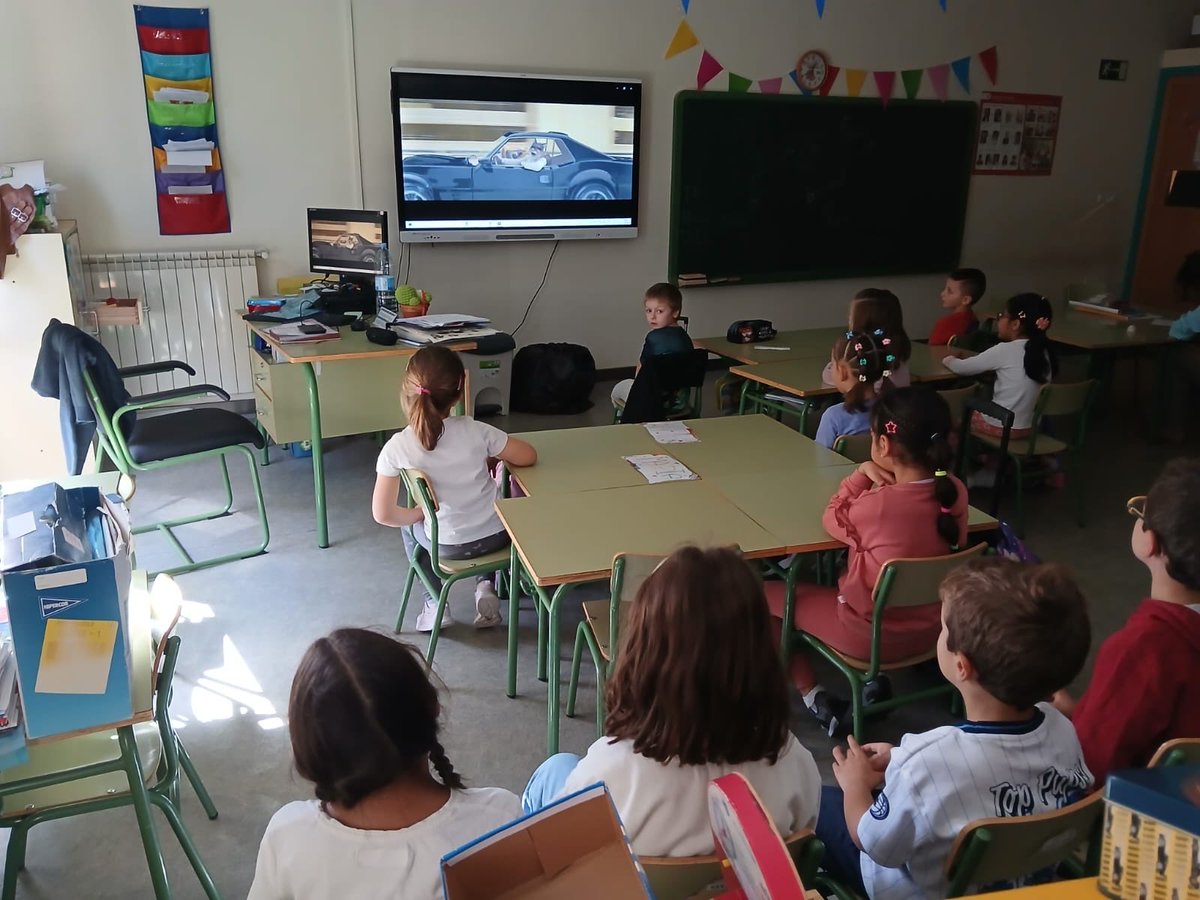 CEIPELVIRA's tweet image. Los alumnos de Primero y Segundo de Primaria han disfrutado de la proyección de la entretenida película &quot;Tipos Malos&quot; en la jornada de &quot;Cine Lindo&quot; durante el día de hoy. #yosoydelelvira #megustamicole #puedescontarconmigo