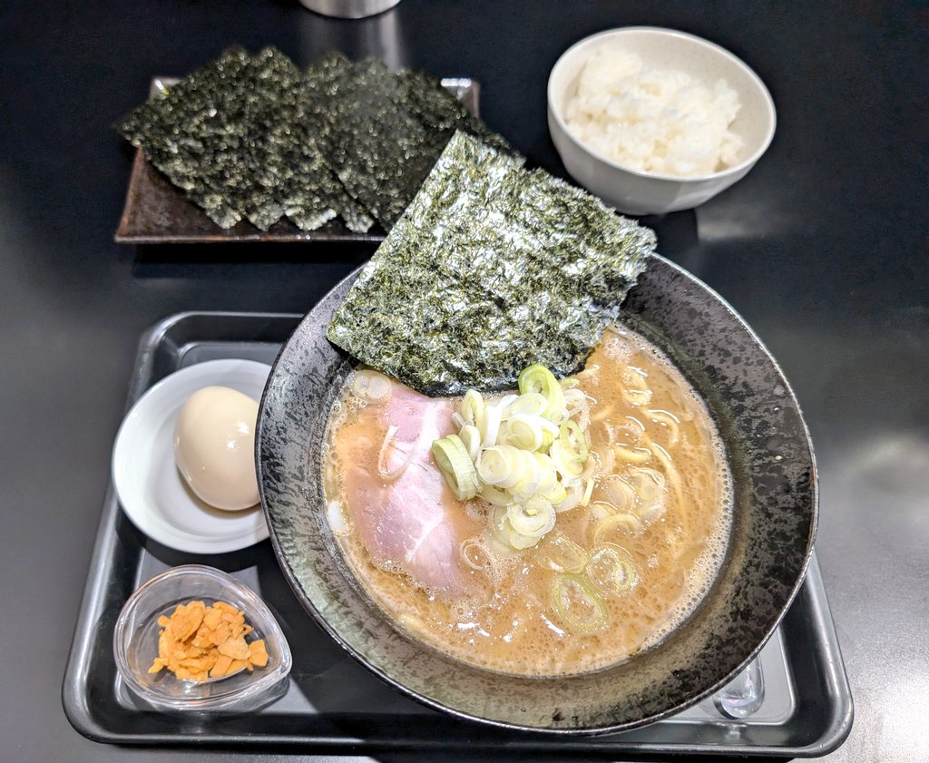 夜の787さん
「鶏油豚骨定食」

常連さんから
「絶対食べるべき」
って言われてて宿題になってたチートン
…こりゃ美味しいねぇ😊