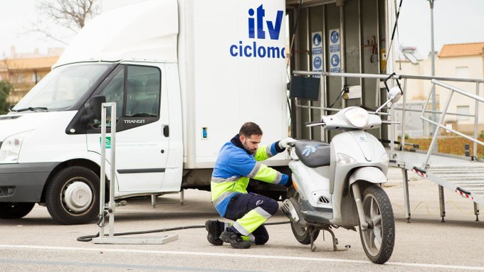 🛵 ¿Sabías que sólo el 20% de los ciclomotores pasan la #ITV? 

❌ No hacerlo supone un riesgo para todos y puede acarrear multas.

🧾Evita sanciones y conduce con seguridad.

💻 Pide tu cita en 👉 itvcita.com