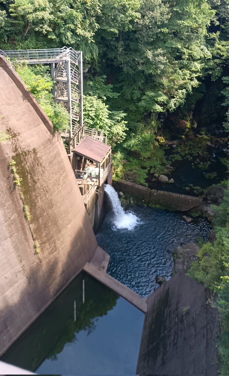 【#中之条ダム】②
　先日、中之条ダムへ再訪。
貯水池はやはり右岸側は独特な境目だ。傾斜が緩やかだからおかしく見えるのか。とても不思議な感覚でした。
下流側では河川維持放流をしていた。