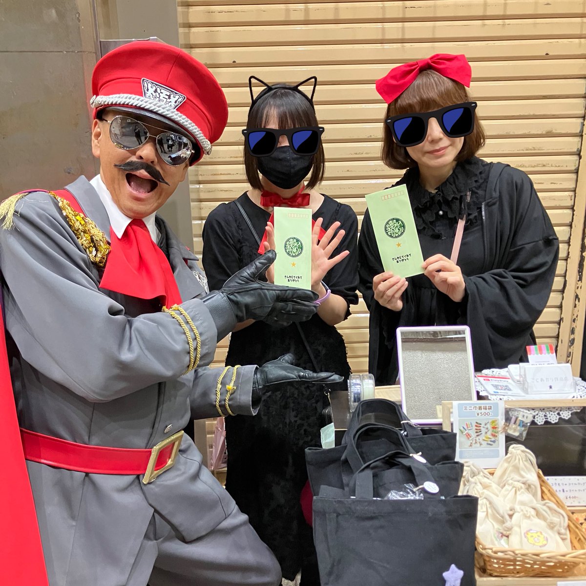 Lil_yuricco's tweet photo. ブラックス将軍が直々にお店を回ってコスプレジャッジをしてくれる「お店もコスプレ！その場でジャッジ」

キキとジジです！と言い張り一つ星頂きました⭐️
これで美味しいもの食べるぞ #もいちど夜市 https://t.co/f3Fa4ARWK8
