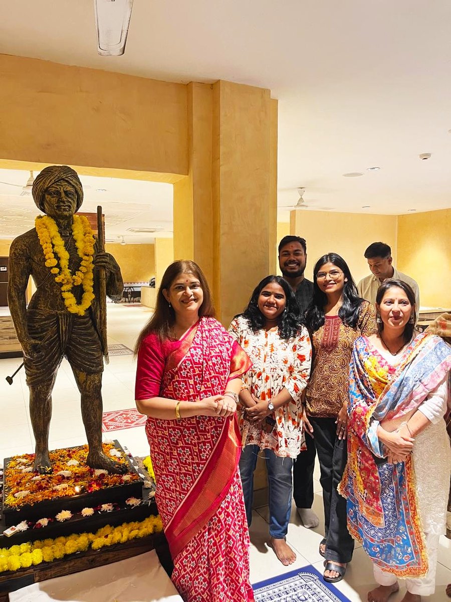 ntridelhi's tweet photo. NTRI परिसर में दिवाली का उत्सव हर्षोल्लास के साथ मनाया गया। इस अवसर पर प्रो. नूपुर तिवारी ने भगवान बिरसा मुंडा को स्मरण करते हुए प्रोजेक्ट स्टाफ को दिवाली की हार्दिक शुभकामनाएं दीं। पूरे भारतवर्ष को दीपावली की शुभकामनाएं एवं उज्ज्वल भविष्य की मंगलकामनाएं।#HappyDiwali2025 https://t.co/Tmxp21VjM2
