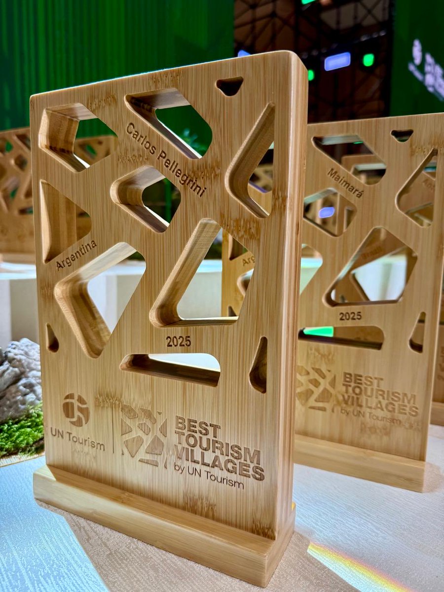 La ministra de Turismo de Corrientes recibió en China el reconocimiento de ONU Turismo que distingue a #CarlosPellegrini en el programa Best Tourism Villages 2025, como uno de los mejores pueblos turísticos del mundo. Orgullo correntino y ejemplo de turismo sustentable del Iberá.