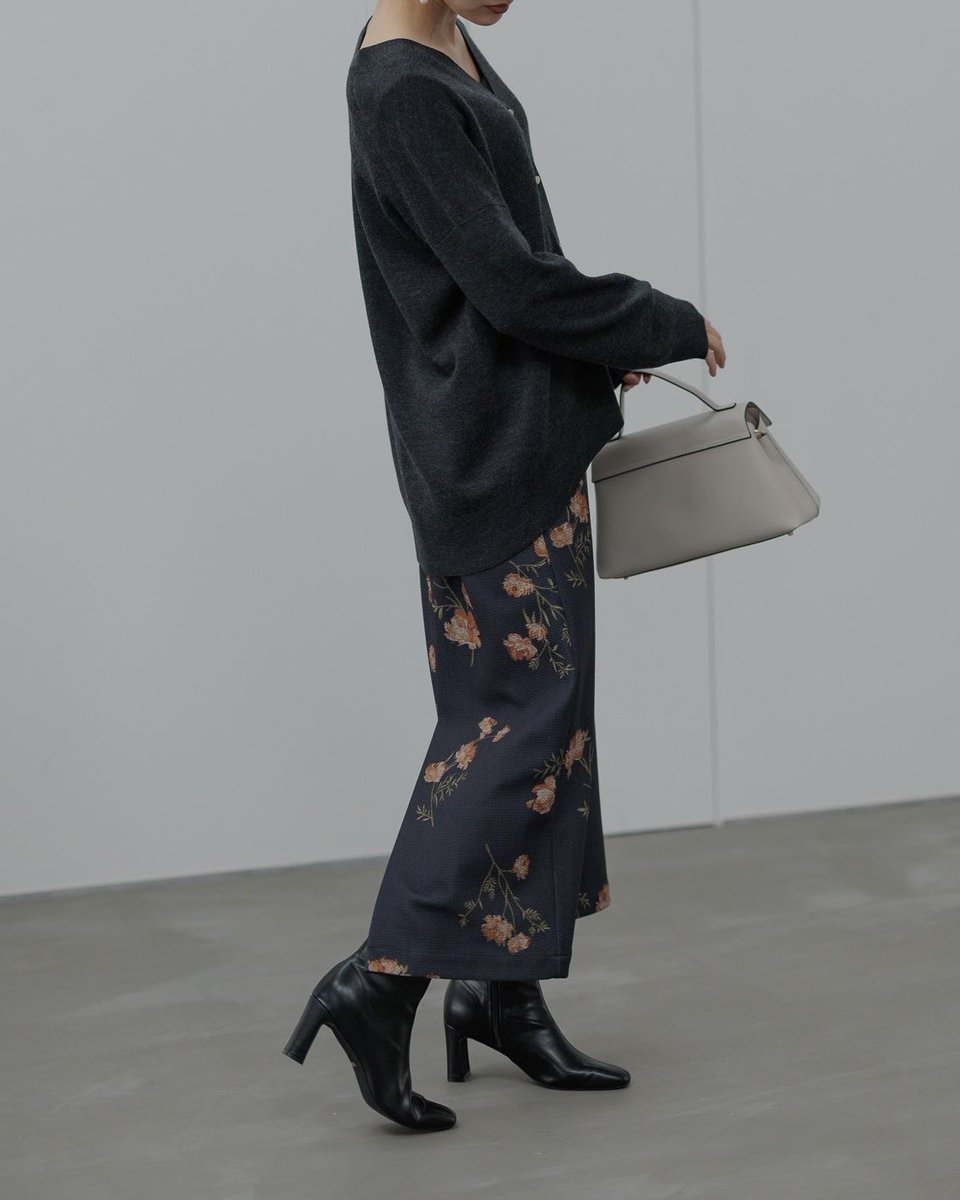 long cardigan

上質なメリノウール素材を使用し、
柔らかくしなやかな着心地が魅力です。
纏うだけで背筋が伸びるような優雅な風合いと、

アイテムはこちら🔽
x.gd/AnkuU

#andemiu #アンデミュウ #andst #アンドエスティ #andst_official