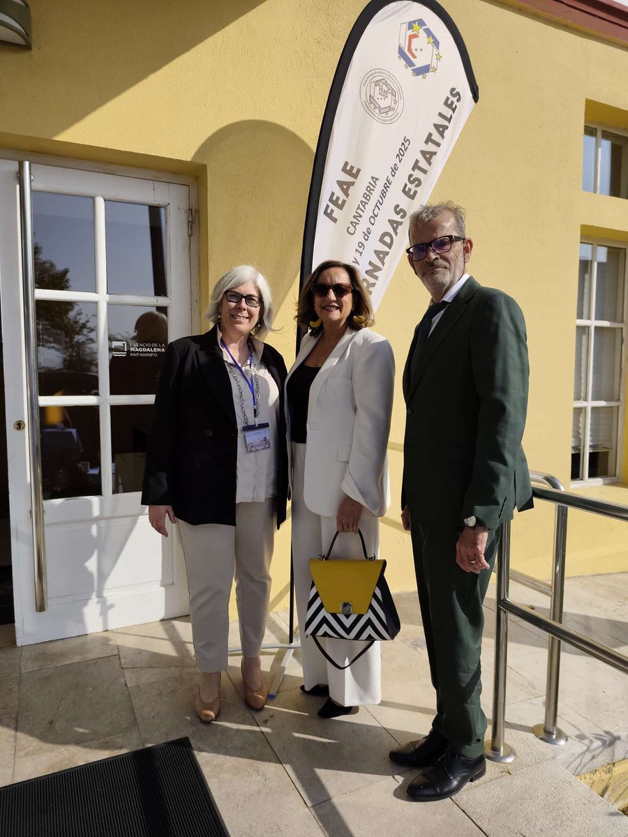 La vicepresidenta de USIE, Rosa Gª Mendive, participa en las XXXII Jornadas Estatales de FEAE en Santander, centradas en el bienestar emocional en la educación. 

En la imagen, junto a Azucena Gozalo, presidenta de FEAE Estatal, y José Antonio Ortiz, presidente de FEAE Cantabria.