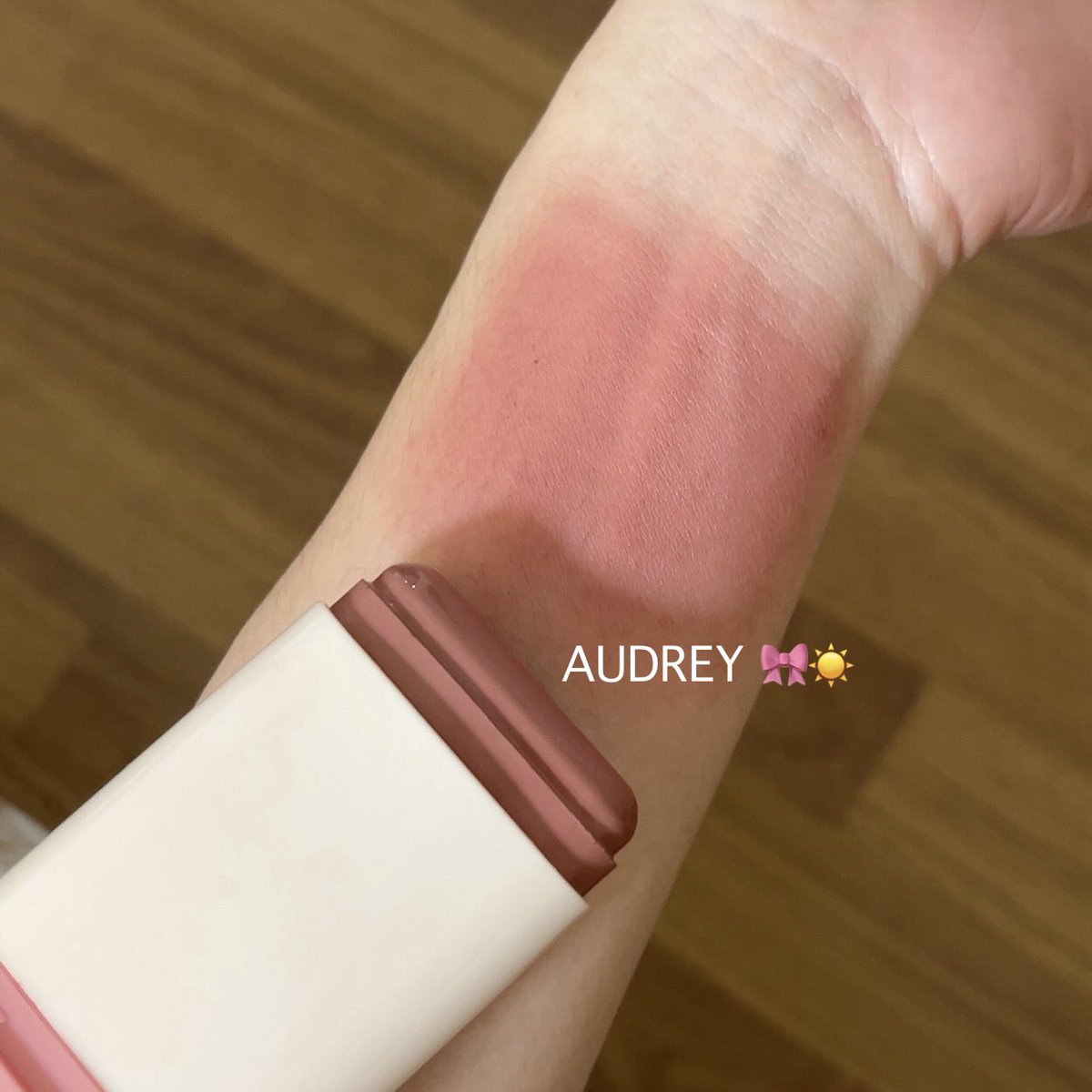 ifeelsopeach's tweet photo. ลุคนี้น้องพั้นใช้บลัช getbeaute สี audrey กับ always you แต่งหน้า สวยละมุนมากก แค่ปาดๆเกลี่ยๆคือสวยเลย 🥺🎀 แล้วสี audrey ควรมีจริงๆ ใช้ได้ทุกสีผิว เป็นชมพูตุ่นๆที่ถูกต้อง แก้มใส สุขภาพดี https://t.co/MUKInzsKpK