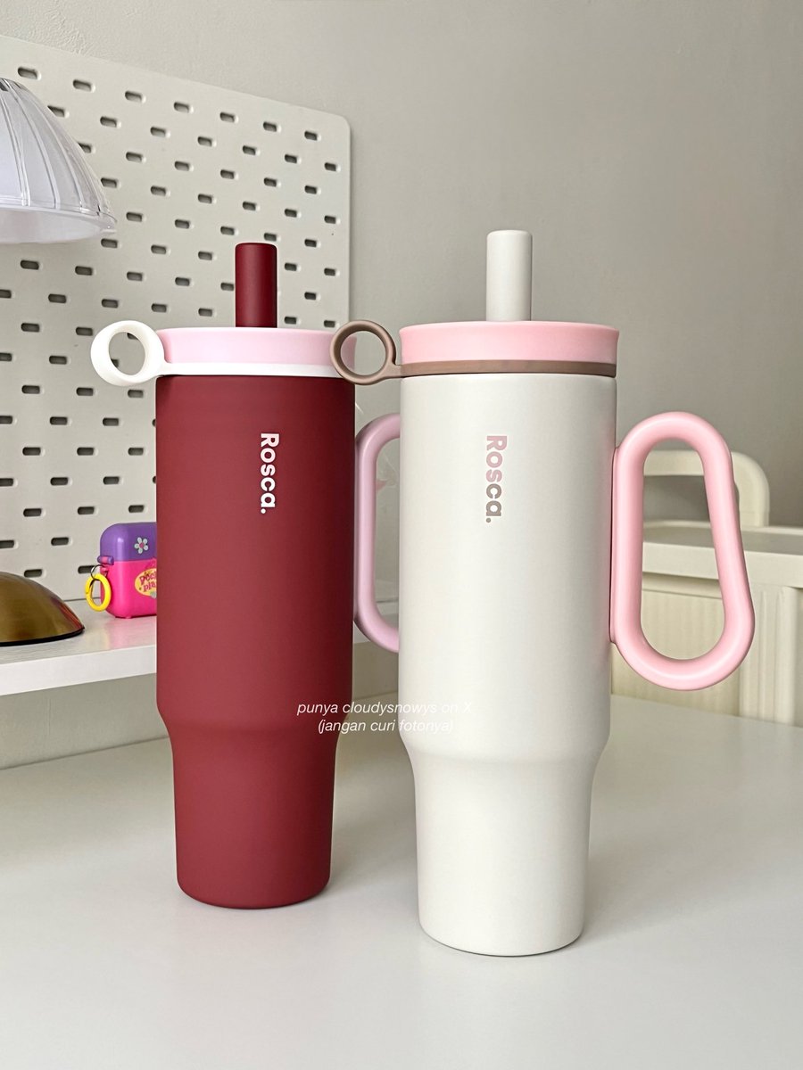 cloudysnowys's tweet image. TUMBLER LOKAL BRAND + DESIGNNYA CAKEP PULA MANA BUAT ISI AIR JUGA BANYAK....

rosca deserve hype sih buat panas dingin awet, udah BPA free &amp;amp; leak proof juga bestt 👌🏻

1,5 LITER 😭👍🏻                    1,2 LITER 🙂‍↕️✊🏻
