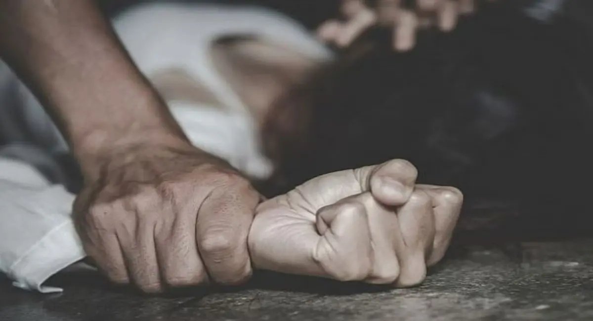 PeoplesUpdate's tweet image. बेंगलुरु : इंजीनियरिंग कॉलेज में छात्रा से रेप, टॉयलेट में घसीटकर ले गया आरोपी; बाद में फोन कर पूछा- Pill चाहिए क्या?

peoplesupdate.com/bengaluru-coll… 

#Bengaluru #CollegeRapeCase #EngineeringStudent #PeoplesUpdate