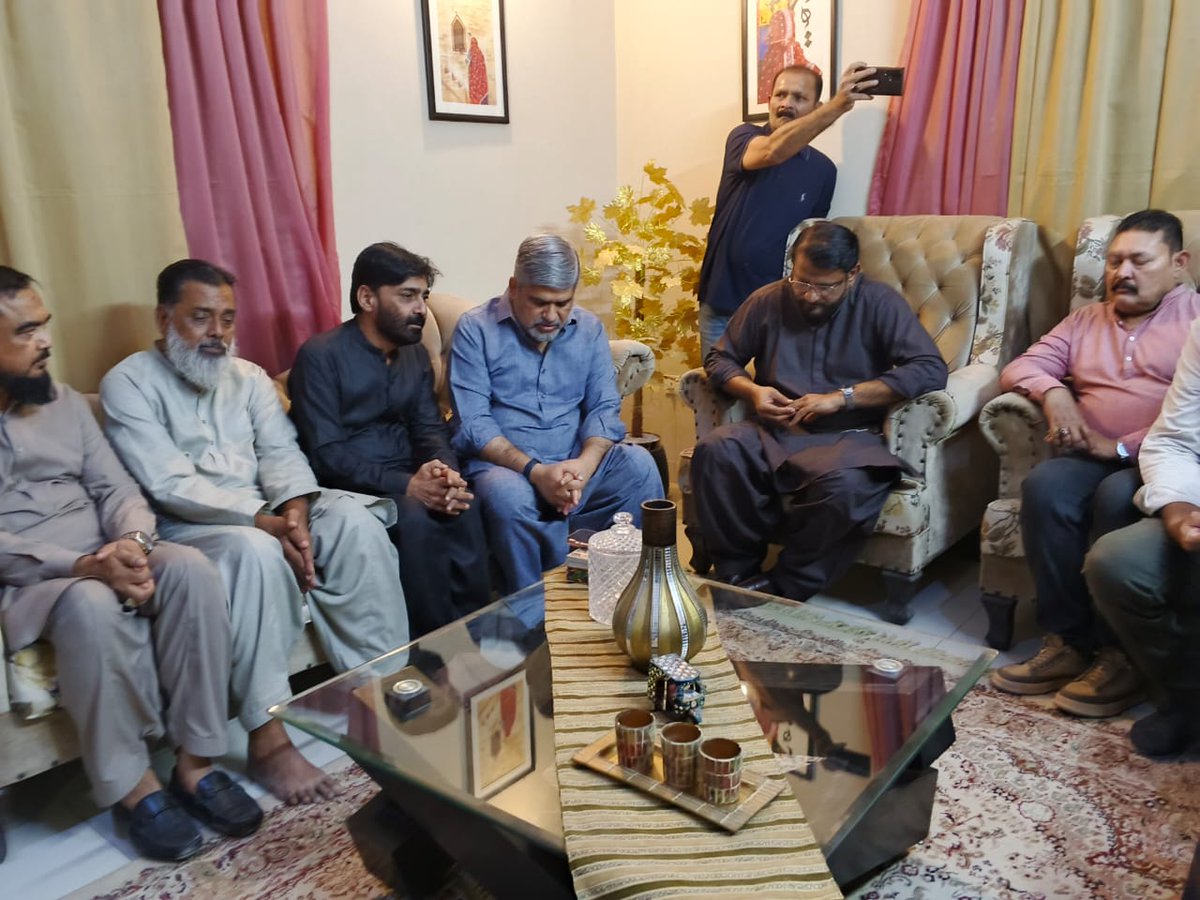 MQMPUpdates's tweet photo. سینئر مرکزی رہنما انیس احمد قائمخانی نے مرکزی کمیٹی کے رُکن و سی او سی انچارج فُرقان اطیب، مرکزی رہنما شاکر علی کے ہمراہ رُکن سی او سی آصف علی خان اور جوائنٹ انچارج عادل علی خان کے چھوٹے بھائی سُہیل علی خان مرحوم  اور مرحوم بہن کے انتقال پر ان کے گھر جاکر تعزیت کی۔
#AnisKaimkhani https://t.co/C5ssHZCjgN