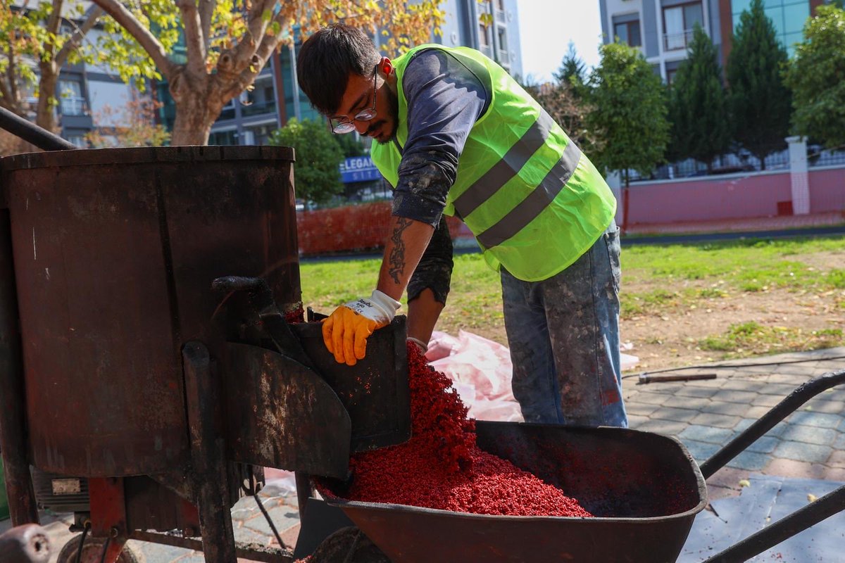 Buca Koop Mahallesi’ndeki Kamer Genç Parkımızda çocuklarımızın güvenle oynayabilmesi için kauçuk zemin çalışması gerçekleştiriyoruz.

Eğlenceli ve güvenli oyun alanlarımızla miniklerimizin keyfi artık daha da artacak.😊