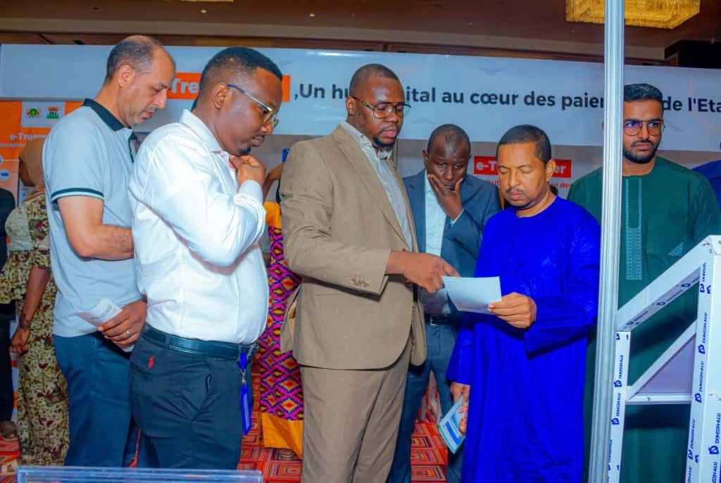 bsidikou's tweet photo. Du 14 au 16 octobre 2025, s’est tenu au Centre International de Conférences Mahatma Gandhi de Niamey le Salon de la Monétique, organisé par le GIM-UEMOA en collaboration avec l’Association des Professionnels de Banque et Établissements Financiers du Niger (APBEF-Niger), sous le haut patronage du Premier Ministre, du Ministère de l’Économie et des Finances, et en présence de plusieurs départements ministériels, notamment :

- le Ministère délégué auprès du Ministère des Finances

- le Ministère de la Communication

- le Ministère des Mines

- le Ministère de l’Habitat et de l’Urbanisme

Placée sous le thème « Le Niger à l’heure du digital : opportunités et défis », cette édition a constitué un moment fort d’échanges et de réflexions autour de l’avenir des paiements électroniques et de la transformation digitale de notre économie.

En tant qu’acteur majeur de la digitalisation des paiements et des transactions électroniques au Niger, j’ai eu l’honneur de co-animer trois panels de haut niveau autour de thématiques clés :

🔄 Interopérabilité : enjeux et perspectives

💡 Les Fintechs dans l’écosystème du Niger

🏧 Quel avenir pour les GAB face aux wallets ?

Ces discussions riches et constructives ont permis de dégager des pistes concrètes pour renforcer l’inclusion financière et accélérer la digitalisation du secteur monétique dans notre pays.

Un grand merci au GIM-UEMOA, à l’APBEF-Niger, ainsi qu’à tous les partenaires et participants pour la qualité des échanges et la vision partagée d’un Niger pleinement connecté et tourné vers l’avenir.