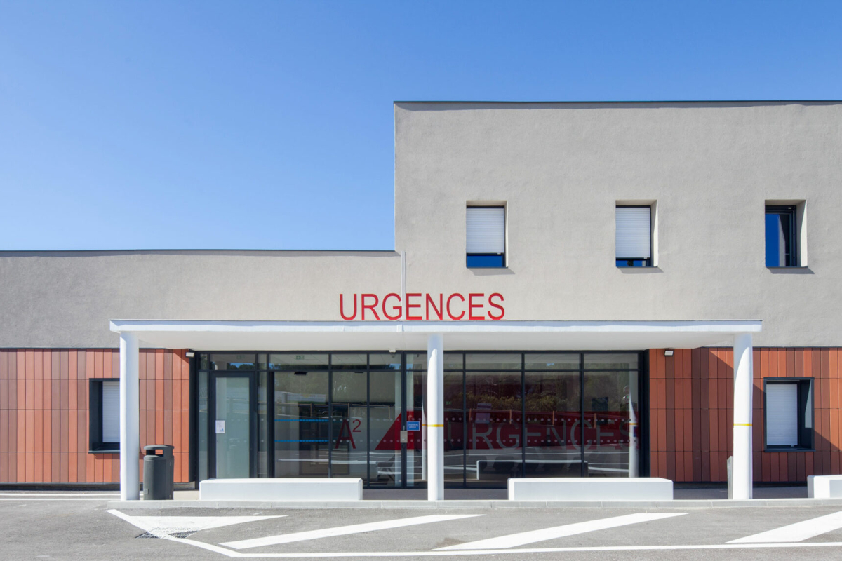 MTabarot's tweet photo. Heureuse de revenir au #CHGrasse aux côtés de @JeromeViaud dans un moment majeur pour notre bassin de vie, avec l’inauguration de la nouvelle aile de l’hôpital, qui abrite des blocs opératoires de dernière génération, après la transformation des « Urgences » il y a quelques mois https://t.co/bxL6EwFwdF