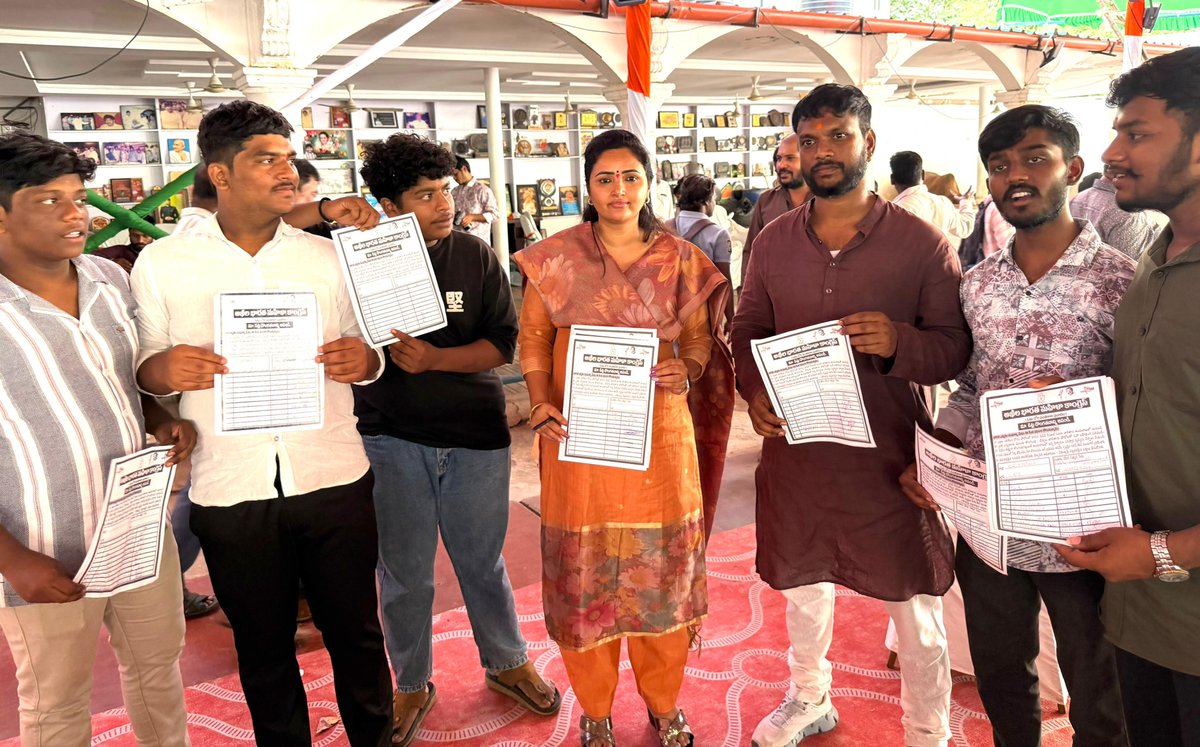 RBoyalapalli's tweet photo. Against #VoteChori – People’s Signature #CampaignToday, I led the Against Vote Chori Signature Campaign under the guidance of AIMC President Smt.
@LambaAlka
Ji, spreading awareness on how
@RahulGandhi
Ji has been exposing Vote Chori and inspiring citizens to protect #democracy . On behalf of the
@MahilaCongress
, we collected over 300 signatures in this creative awareness drive. Every #citizen must stand up against Vote Theft and safeguard the Right to Vote, the foundation of our democracy. #VoteChori #MahilaCongress #AlkaLamba #RahulGandhi #RekhaBoyalapalli #SaveDemocracy #RightToVote #TelanganaCongress #peoplepower #Telangana #Congress
@revanth_anumula @INCTelangana @INCIndia @RahulGandhi @priyankagandhi @kharge
@kcvenugopalmp @OffDSB @DamodarCilarapu @kiran_chamala @IYC @LambaAlka @Jairam_Ramesh
@MahilaCongress #Congress @KomatireddyKVR
@TelanganaCMO @uttampadmavathi @TelanganaPMC
@MNatarajanINC @SunithaRao_M @Bhatti_Mallu
@Pawankhera @Bmaheshgoud6666 @Ponnam_INC @INC_Ponguleti @rajgopalreddy_K