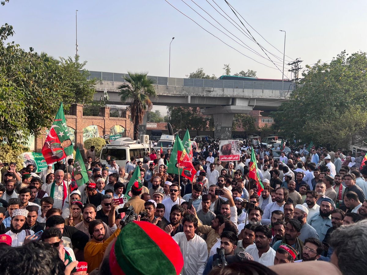 JunaidAkbarMNA's tweet image. پشاور: چئیرمین عمران خان کی ہدایت پر صدر پی ٹی آئی پشاور عرفان سلیم کی قیادت میں احتجاج، 9 مئی، 26 نومبر سمیت مریدکے میں تحریک لبیک کے پرامن مظاہرین پر گولیاں چلانے کے واقعے کی آزادانہ تحقیقات کے لیے جوڈیشل کمیشن بنانے کا مطالبہ۔