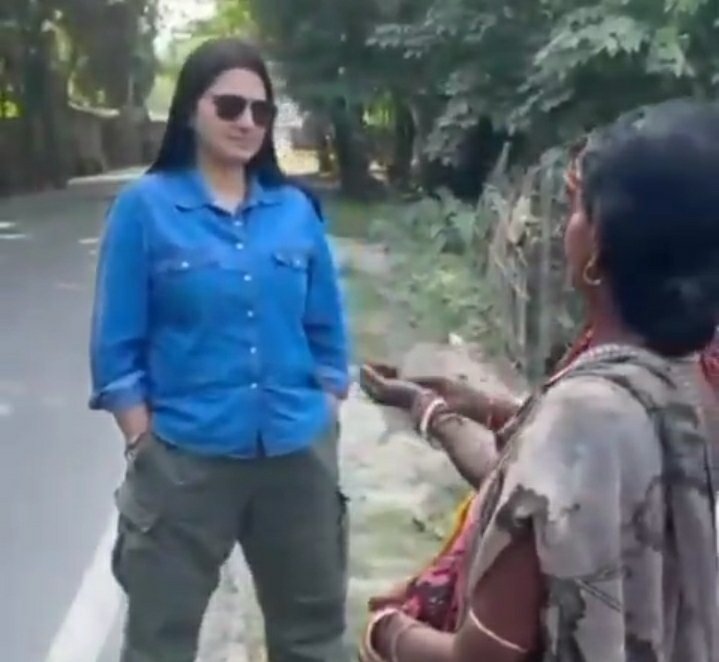 JaikyYadav16's tweet image. यह तस्वीर एक बिलियन शब्दों के बराबर है। यदि आप इस तस्वीर का बारीकी से विश्लेषण करेंगे तो पाएंगे कि
इस तस्वीर में देश का अतीत है
इस तस्वीर में देश का वर्तमान है
इस तस्वीर में सामाजिक संदेश है
इस तस्वीर में सामाजिक असमानता है
इस तस्वीर में जातीय गौरव है
इस तस्वीर में आर्थिक…