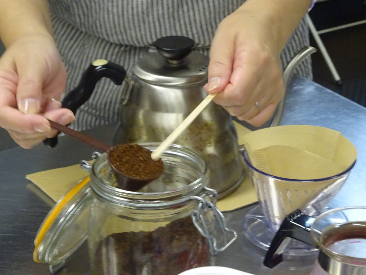 ushiodacent's tweet photo. 10月15日(水)潮田地区センターでは自主事業「おうちカフェはじめましょう」というコーヒー教室を開催しました。
コーヒーの香りに包まれながら、美味しいコーヒーの淹れ方やコーヒーにまつわる話を聞くという講座で、参加者さんもとても楽しんでいました❣️ https://t.co/VPAt9N1PDF