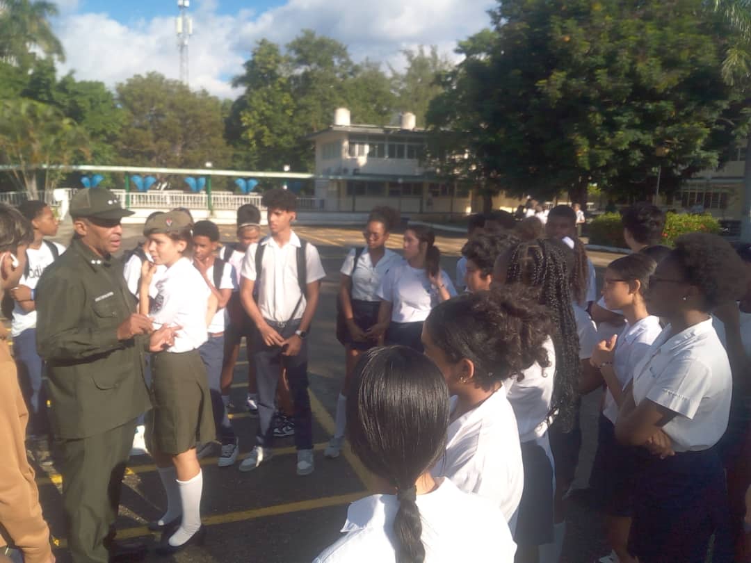 AlmasValientes_'s tweet photo. Realizada visita de Puertas Abiertas al IPV "Hermanos Martínez Tamayo" 🚌🏛️ por 1️⃣0️⃣0️⃣ estudiantes de las ESBU Arístides Viera y José Testa Zaragoza 🇨🇺.

#Minint
#IPV https://t.co/pYd0V1gkMo