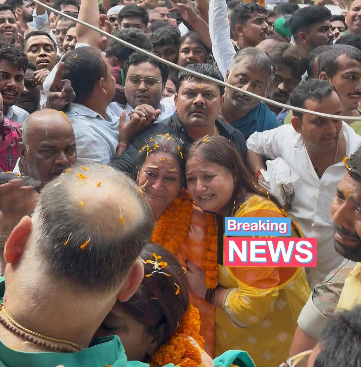 बिहार में महागठबंधन भाजपा से नहीं बल्कि खुद आपस में लड़ रही है!

एक ही सीट पर दो प्रत्याशी एक तरफ कांग्रेस से राजा शाह जिसके नॉमिनेशन में सांसद पप्पू यादव भी पहुंचे वहीं दूसरी ओर राजद से बाहुबली मुन्ना शुक्ला की बेटी शिवानी शुक्ला।

मतलब समझ रहे हैं आप , ये लड़ेंगे भाजपा से!