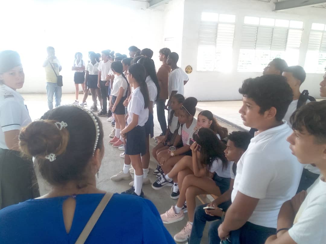 AlmasValientes_'s tweet photo. Realizada visita de Puertas Abiertas al IPV "Hermanos Martínez Tamayo" 🚌🏛️ por 1️⃣0️⃣0️⃣ estudiantes de las ESBU Arístides Viera y José Testa Zaragoza 🇨🇺.

#Minint
#IPV https://t.co/pYd0V1gkMo