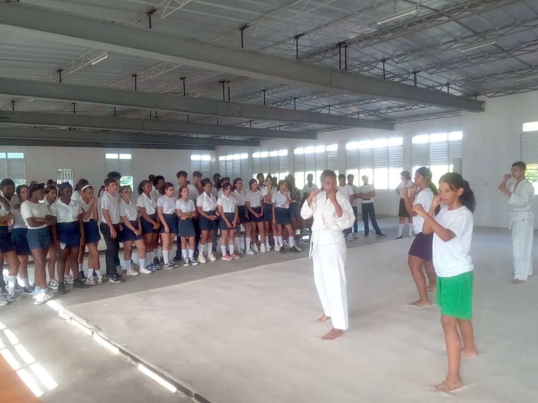 AlmasValientes_'s tweet photo. Realizada visita de Puertas Abiertas al IPV "Hermanos Martínez Tamayo" 🚌🏛️ por 1️⃣0️⃣0️⃣ estudiantes de las ESBU Arístides Viera y José Testa Zaragoza 🇨🇺.

#Minint
#IPV https://t.co/pYd0V1gkMo