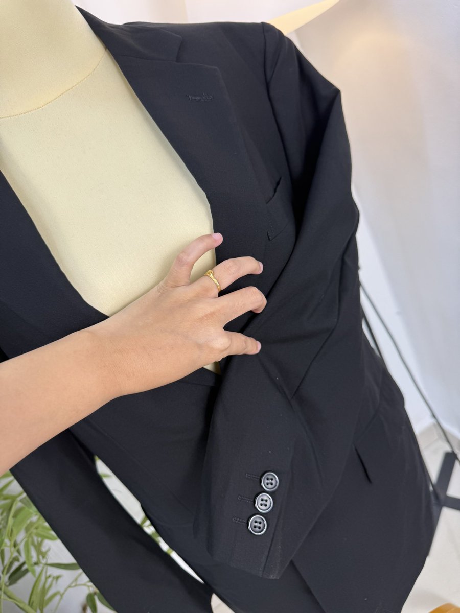 Hi korang nak minta support clear barang kedai boleh ? Kita ada banyak stock blazer nak clear RM30 je.

Sumpah kain tebal cantik mcm tailor made. Tak sama mcm shopee/ shein. L ada size XL and below

I urgently need money sekarang 😭 takda apa nak tinggal nak gadai dah.￼