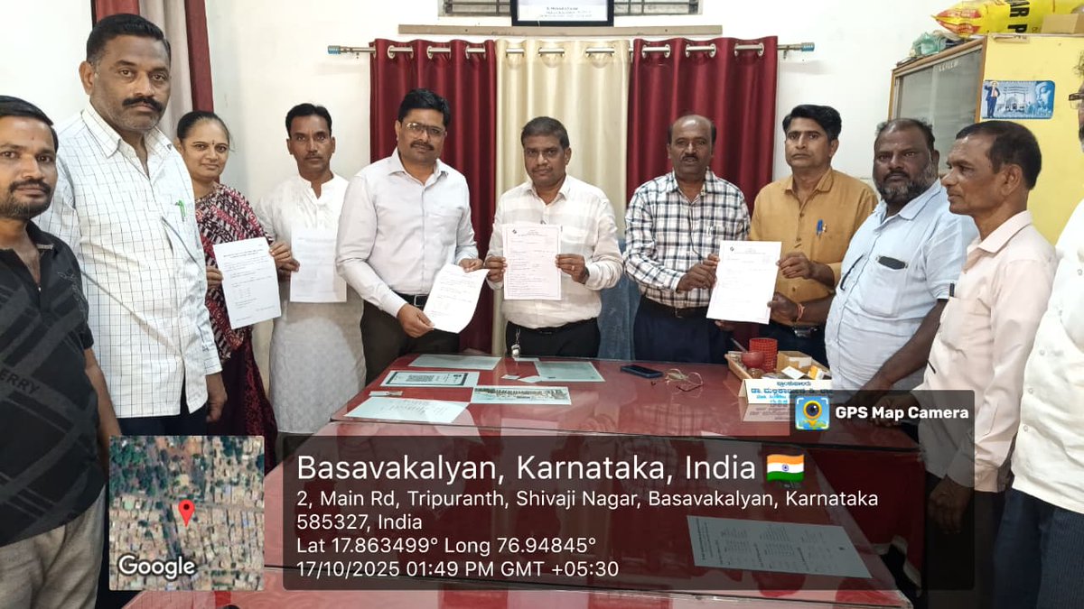 iectpbk's tweet photo. ಬಸವಕಲ್ಯಾಣ: ಕರ್ನಾಟಕ ವಿಧಾನ ಪರಿಷತ್ತ ರ. ಈ.ಶಿ.��್ಷೇ.ಚು. ಅಂಗವಾಗಿ ತಾ.ಪಂ.ಕಾ.ನಿ.ಅ.ಮಾನ್ಯ ರಮೇಶ ಸುಲ್ಪಿ  ಬಸವೇಶ್ವರ ಪಿಯು ಕಾಲೇಜು ಹಾಗೂ ರಾಜೀವ ಗಾಂಧಿ ಪ್ರಥಮ ದರ್ಜೆ  ಮತ್ತು ಕಲಾ   ಕಾಲೇಜಿಗೆ ಭೇಟಿನೀಡಿ ನಮೂನೆ-19 ವಿತರಣೆ ಮಾಡಿದರು.                                             ಮುಖ್ಯಸ್ಥರು, ಶಿಕ್ಷಕರು  ಇದ್ದರು. https://t.co/GSbyjpRrPC