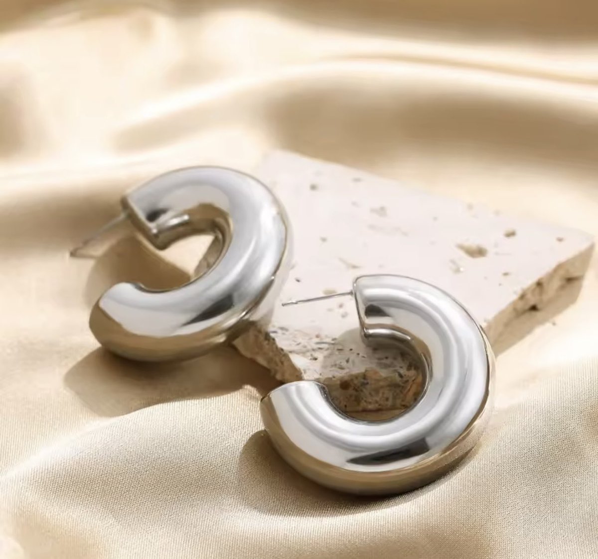 SALE ‼️‼️SALE ‼️‼️SALE‼️‼️
🔥Casual mini hoop earrings on sale at only 8k🔥
Hurry while stock lasts 💃💃💃💃

call/WhatsApp: 0781527652
Kooki tower level 7 shop 706C