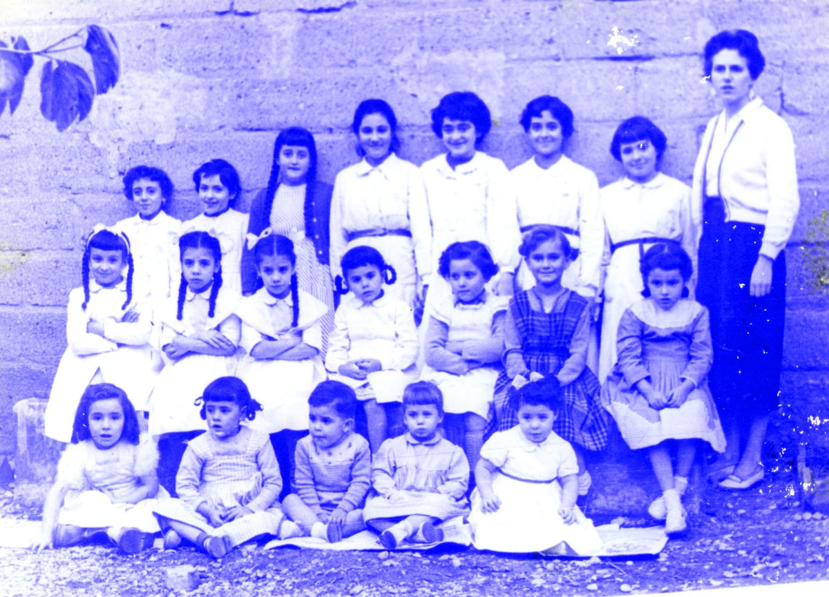 🤓 Algunes de les imatges més antigues que tenim de grups de l’Escola Montserrat dels primers anys del centre.
🤩 Quantes històries hi ha en 75 anys de trajectòria!
😉Hi reconeixeu algú???

#75anysEscolaMontserrat