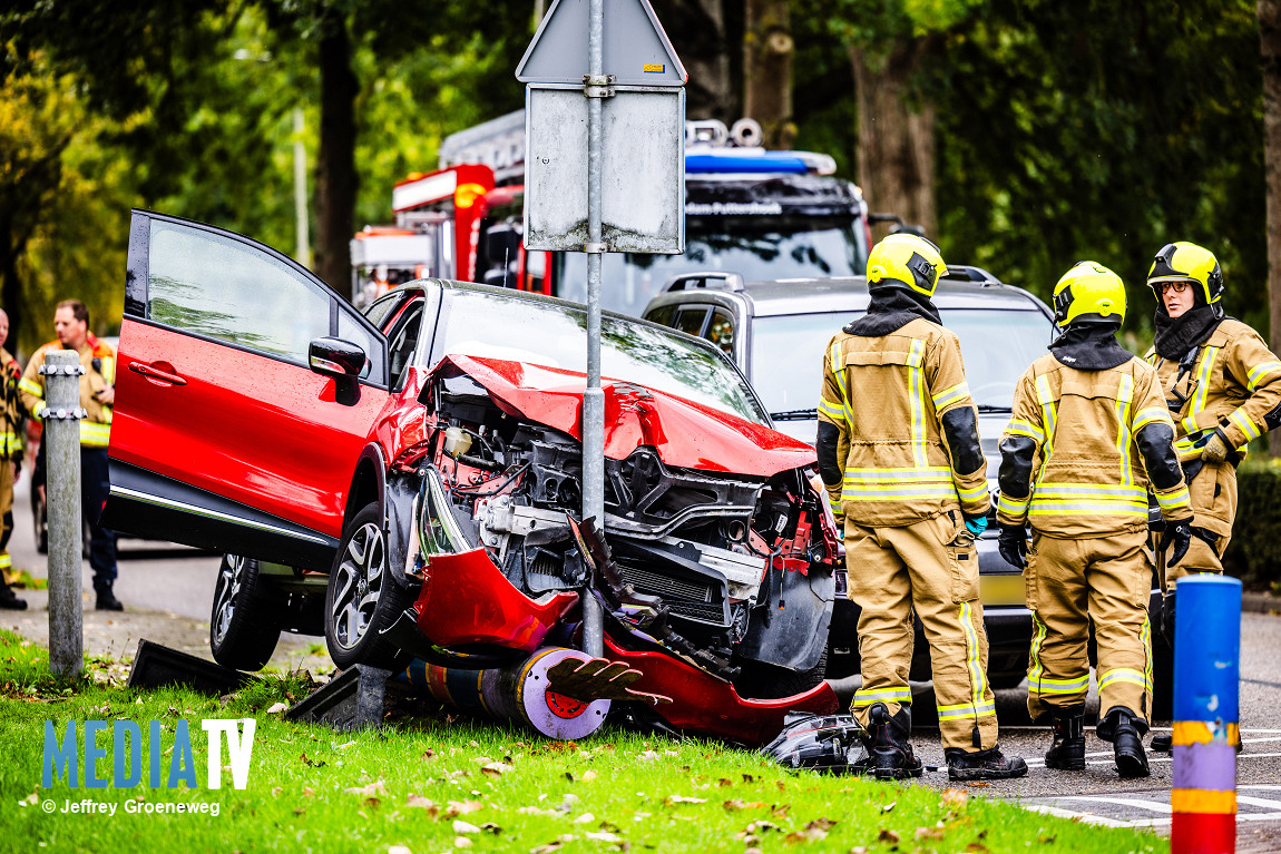 Auto's botsen op Kastanjelaan in Puttershoek