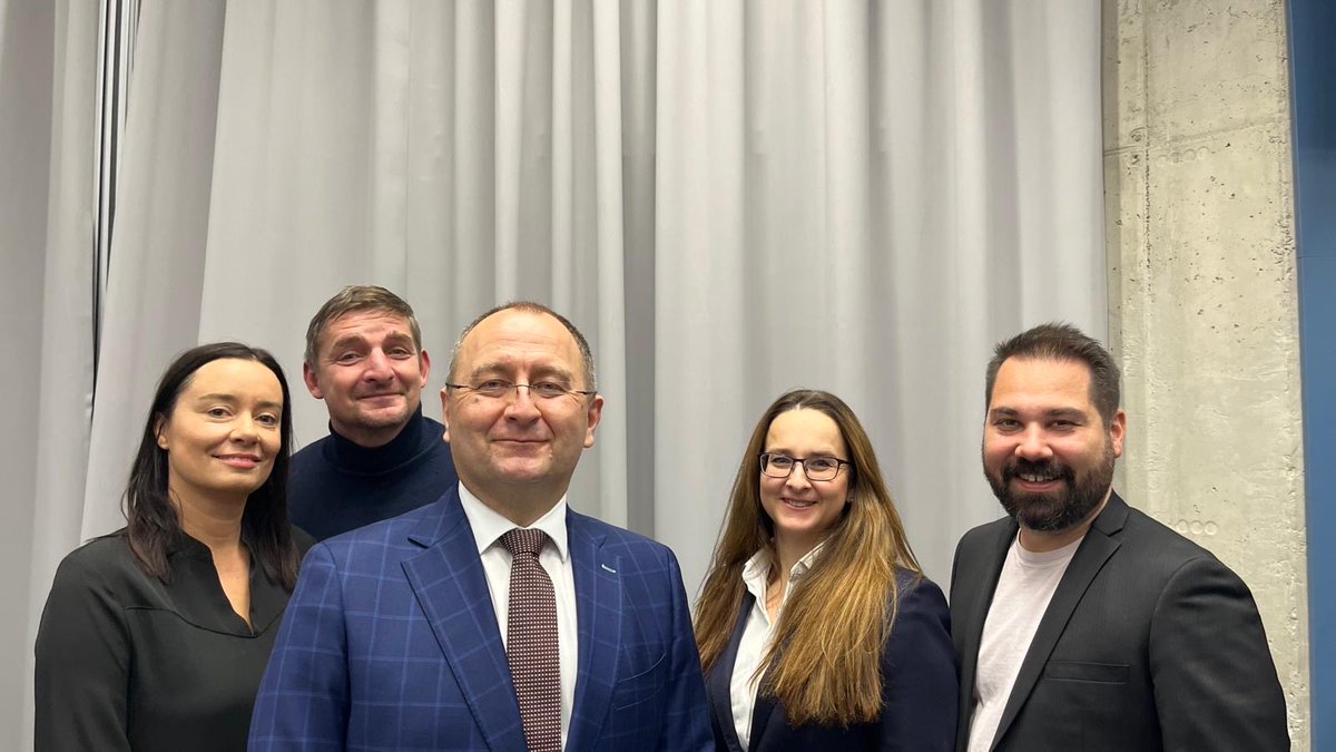 Kontrolní rada <a href="/CAK_cz/">ČAK</a> zvolila své vedení.
Předsedou se stal JUDr. Petr Poledne, Ph.D..
Místopředsedkyněmi byly zvoleny Mgr. Lucie Hladká, MA a Mgr. Bc. Kateřina Rychterová, místopředsedy jsou JUDr. Adam Felix, LL.M. a Mgr. Petr Smejkal.