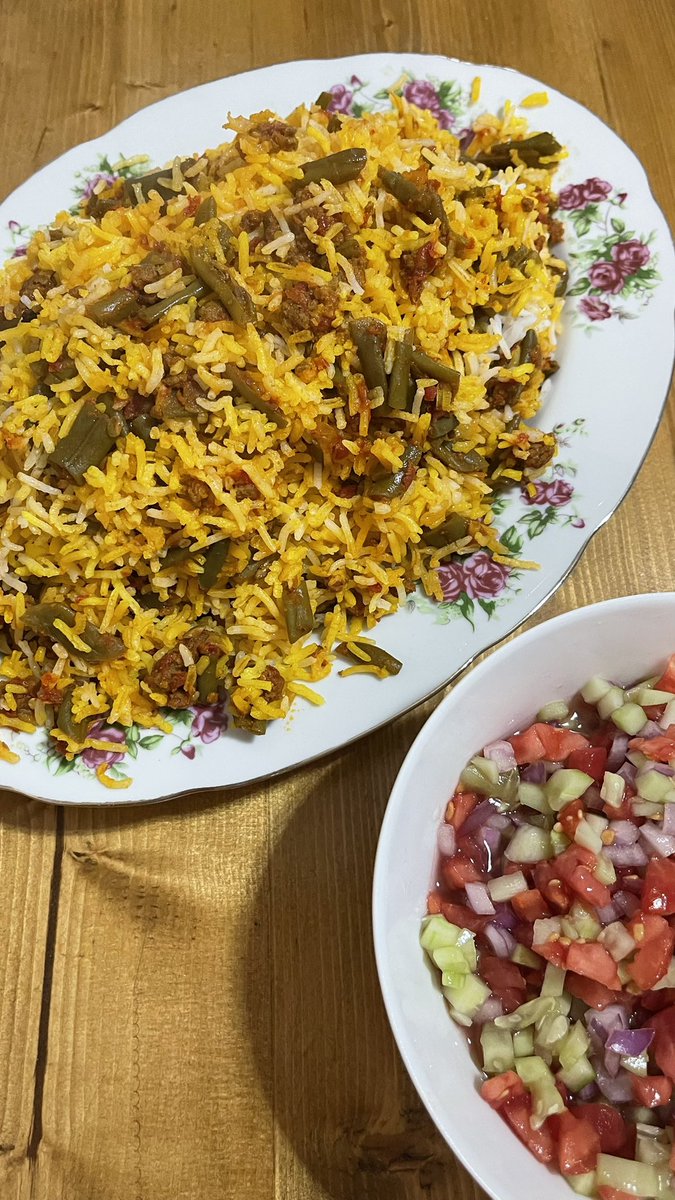 .
روزایی که لوبیاپلو داریم ادم خوشحال تری ام