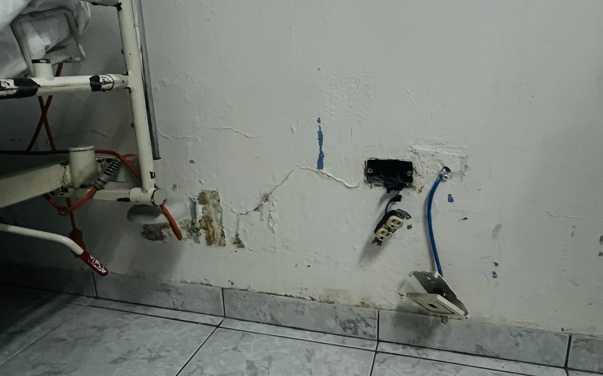 MabelGonzalezR's tweet photo. @IESSec @CJudicaturaEc Cómo puede ser posible que este tipo de infraestructura se merezca el afiliado, mantenimientos fantasmas, en fin solo se llevan el dinero y no realizan ninguna mejora en las instalaciones del Hospital Teodoro Maldonado Carbo. @HtmcIess https://t.co/E5GbECffAM