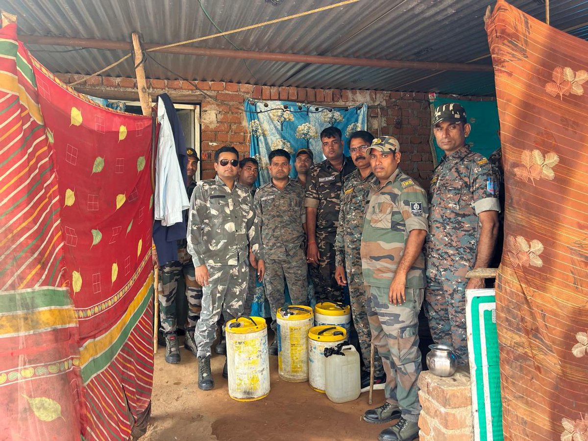 spkoderma1's tweet image. कोडरमा पुलिस की बड़ी कार्रवाई – अवैध महुआ शराब व जावा महुआ बरामद, कई शराब भट्टियाँ ध्वस्त @JharkhandPolice @DigHazaribagh
