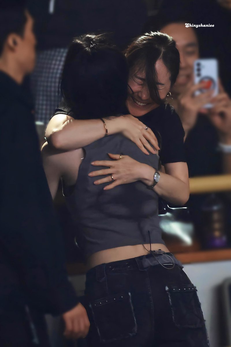 itzypopbase's tweet image. ITZY's Chaeryeong shares a cute moment with her mother during the group's fan-meeting.